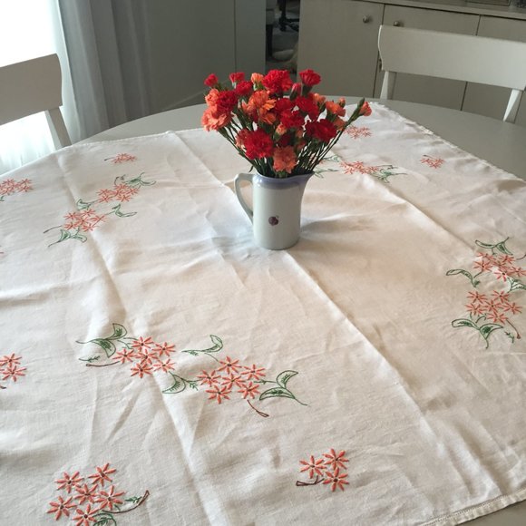 Vintage Linen Hand Embroidered Tablecloth.  48"x 48" - Picture 1 of 8